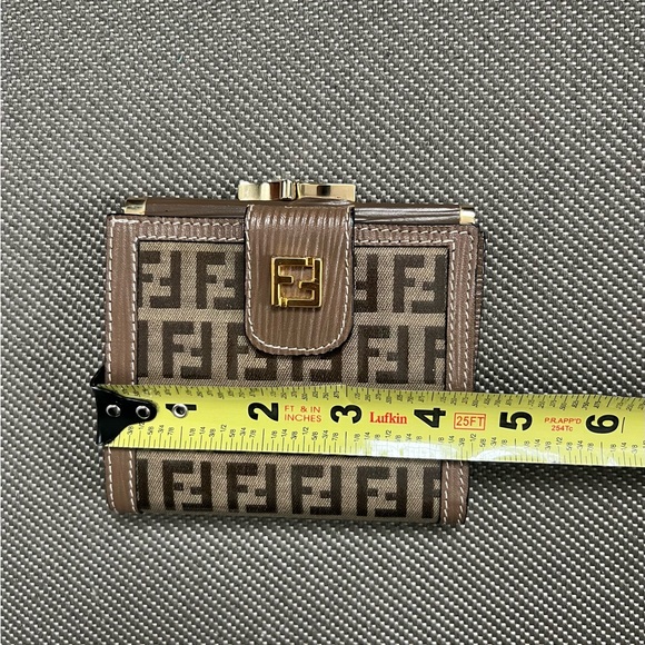 Authentic Rare Excellent Condition Fendi Zucchino Patent Leather KissLock Wallet - Picture 12 of 13